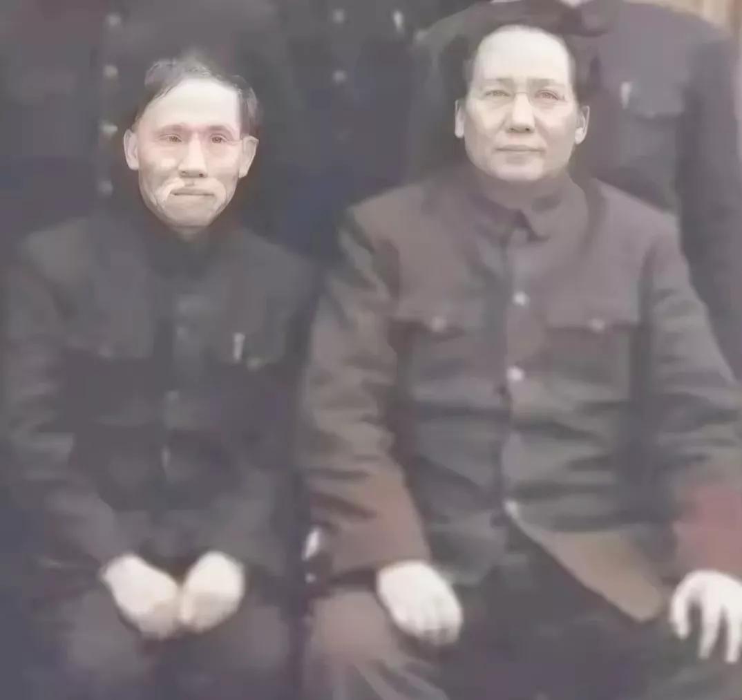 一张珍贵的照片，毛主席和老师在一起的一张珍贵合影，优秀的老师教出优秀的学生。#老