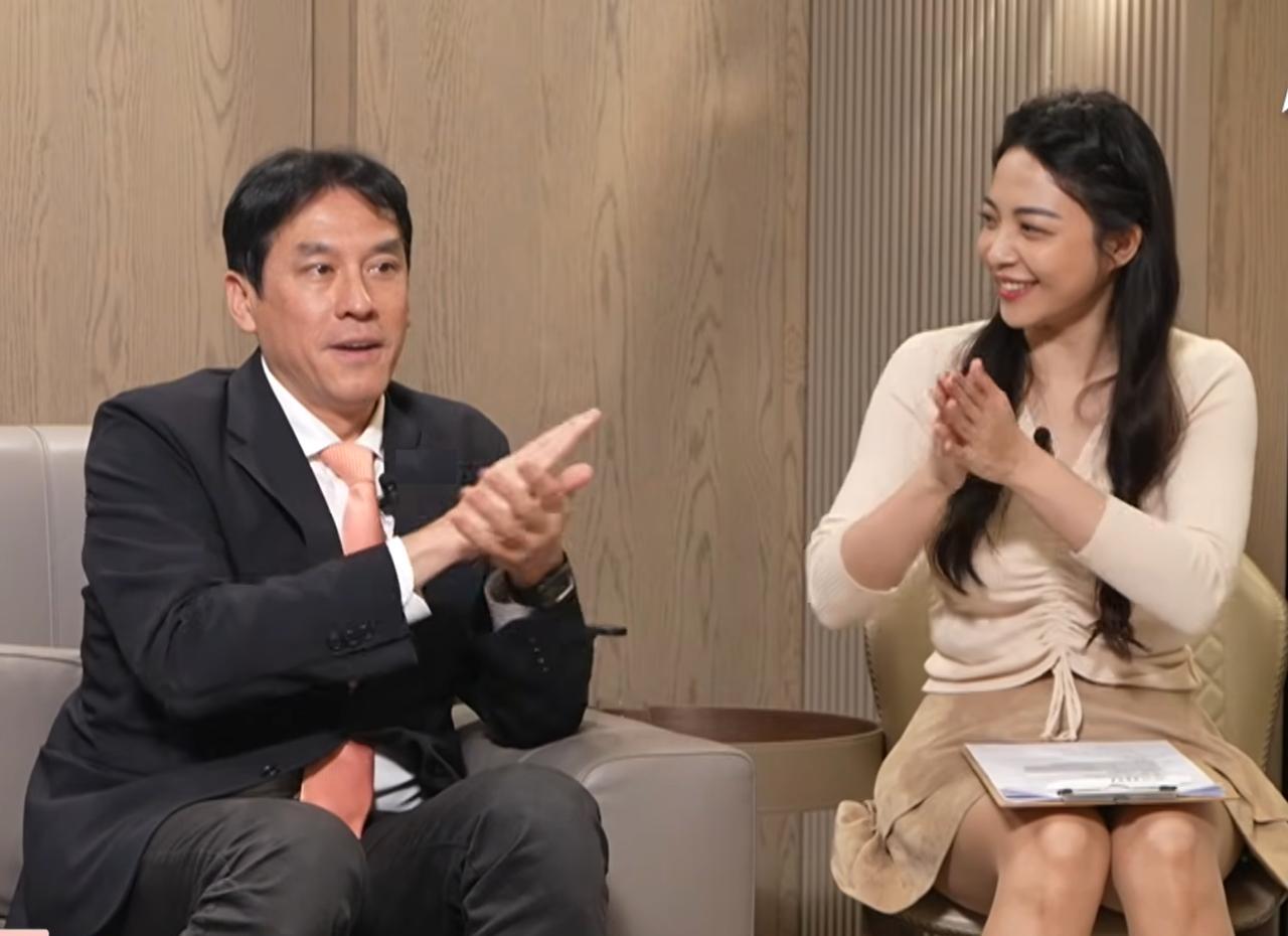 沈富雄在节目里打断黄暐瀚，没吵观点，吵的是“你对我的尊重，得跟明居正老师一个级别