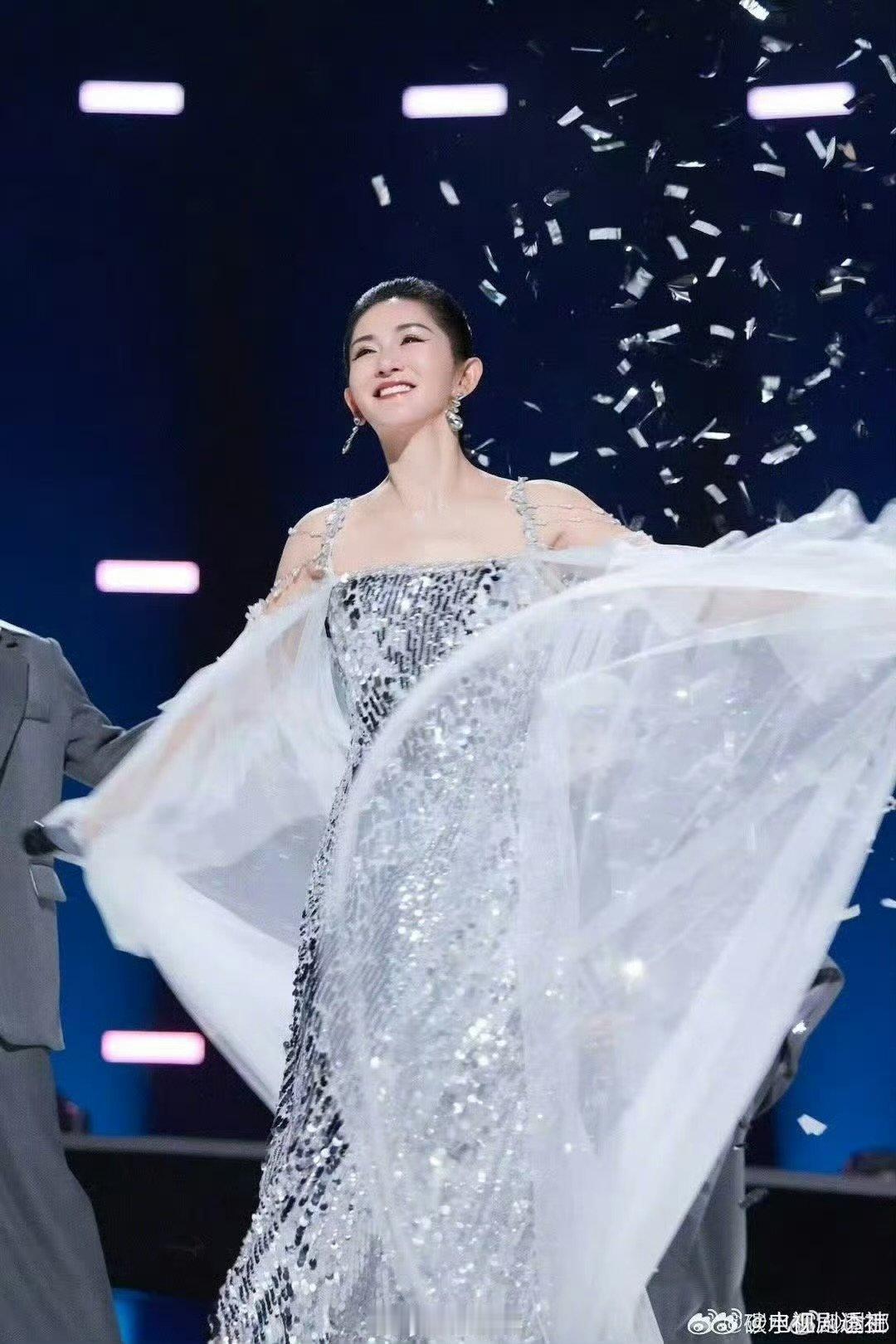 谢娜台风稳重 谢娜主持好稳 谢娜又解锁新身份啦——央视中秋晚会主持人！首秀就超给