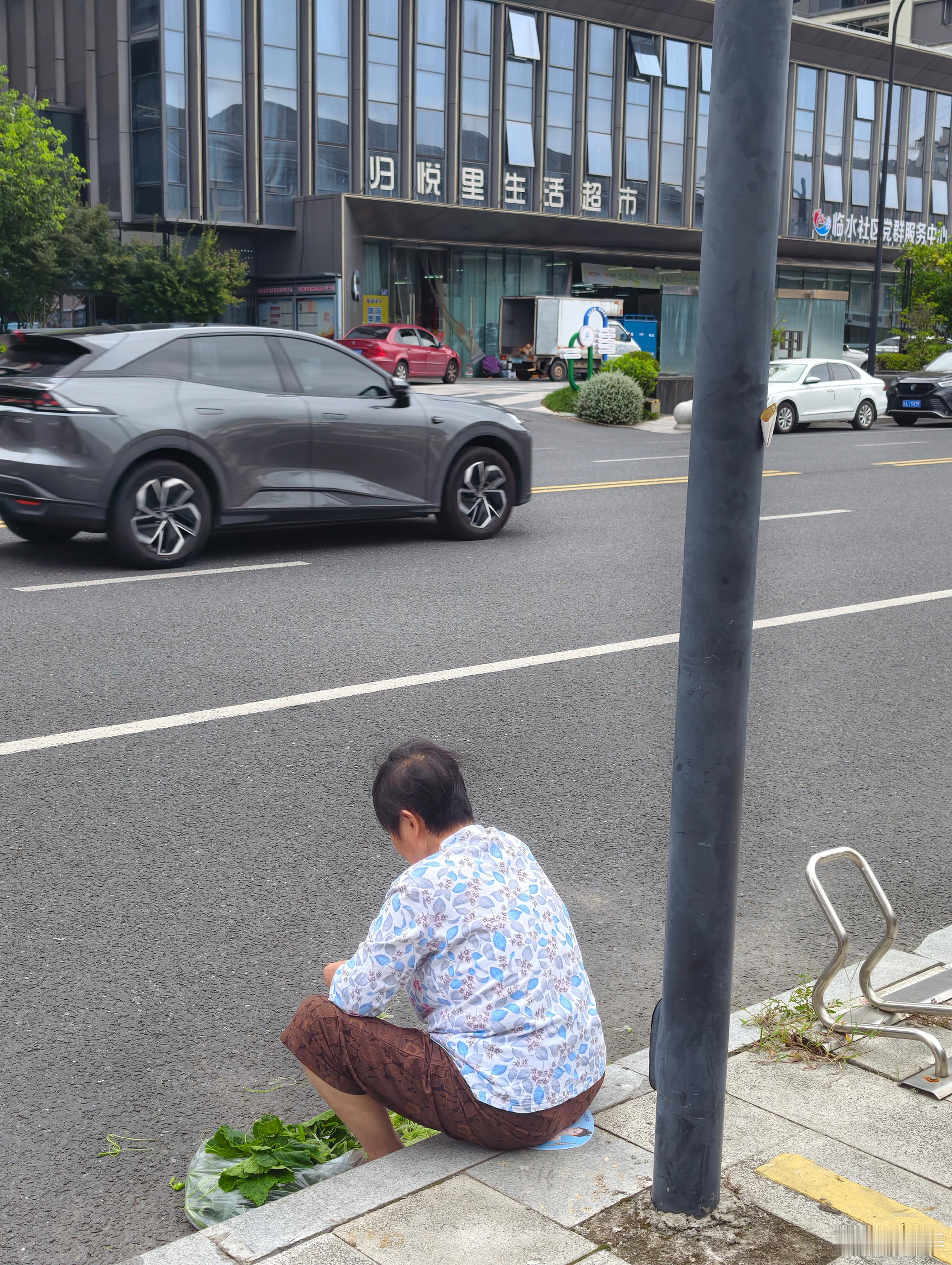 这大妈在路边弄啥呀？生活手记杭州  ​​​