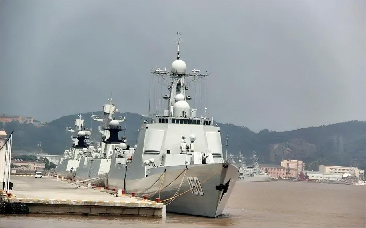 钓鱼岛及其附属岛屿是中国固有领土，中方在东海的舰船部署是维护领土主权与海域安全的