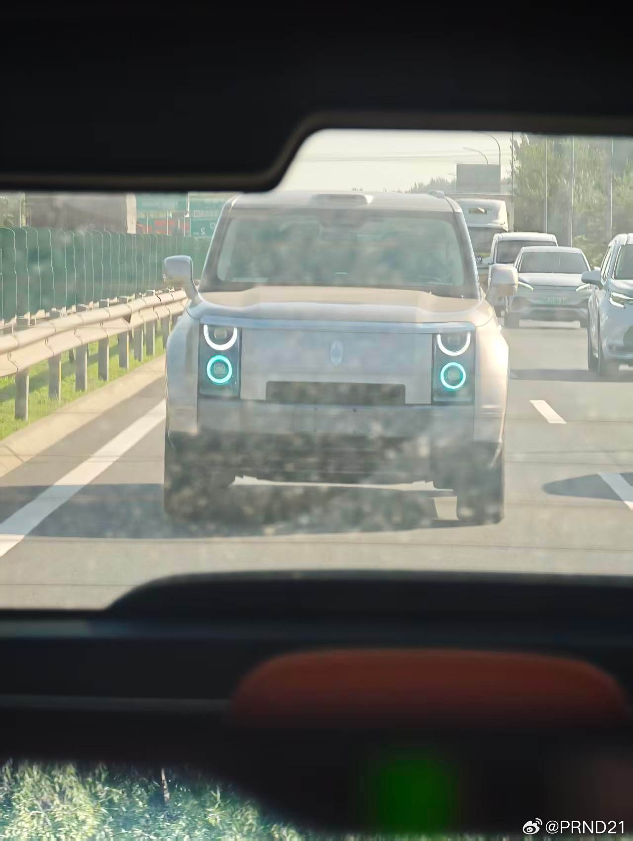 小伙伴在路上拍到的北汽享界G9，造型就…很有辨识感，能长成这样的车不多[吃瓜]。