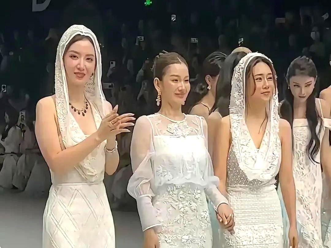 张萌刘芸这回撞衫，真绝了！

上海时装周，俩人都穿了Marie Elie Par