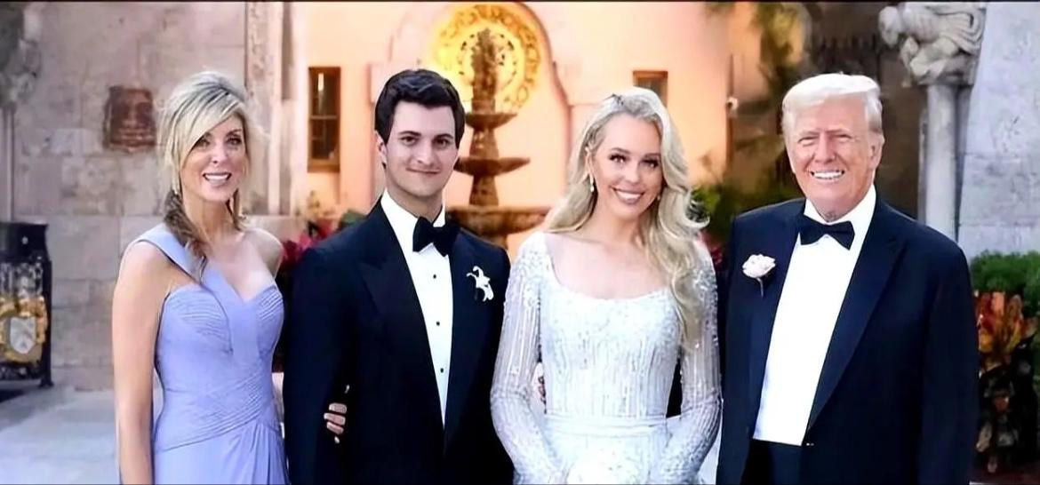 2022年，特朗普小女儿蒂芙妮大婚，特朗普出席与第二任妻子玛拉及一对新人的合影。