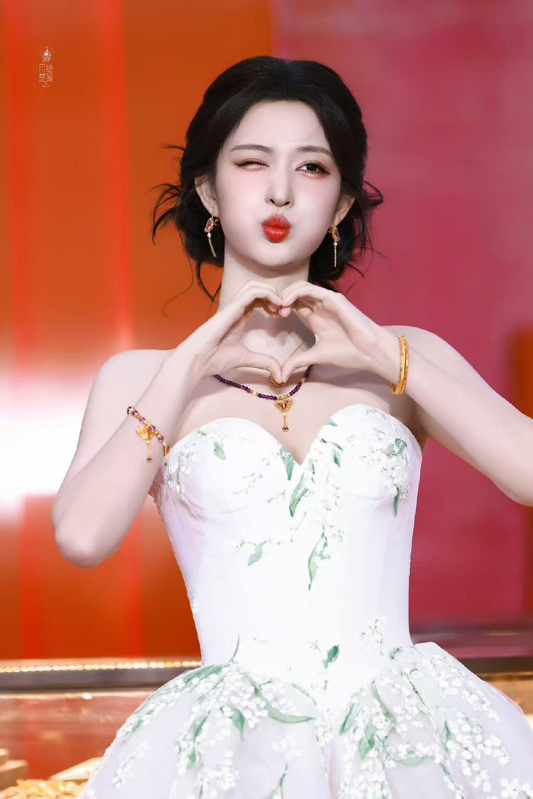 王楚然wink比心王楚然金项链叠戴如此美的船儿