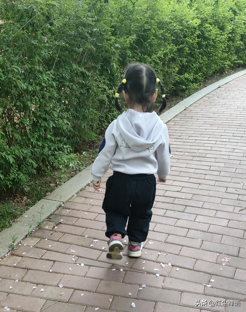 早上的真实经历:这是什么坑？

很长时间没看到小外孙女了，有点想她了。

刷头条
