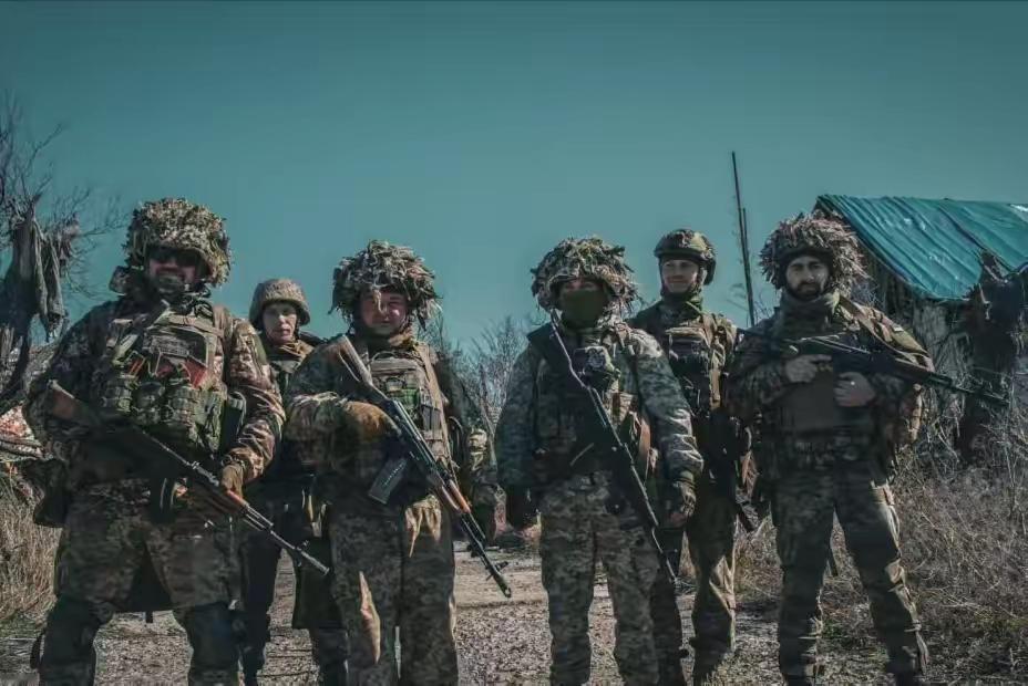 苦守8个月，2个旅的兵力死扛，结果一条不到50米宽的河，变成了压垮骆驼的最后一根