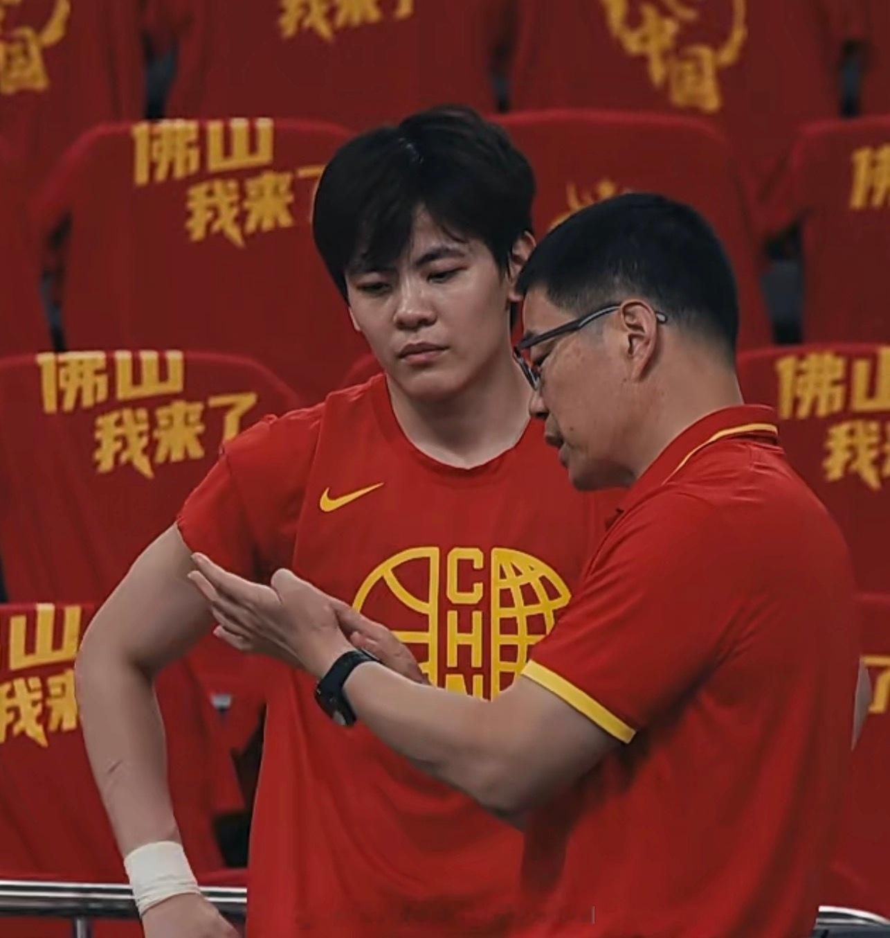 亲力亲为，篮协郭振明主席亲自为正在备战世界杯的女篮后卫杨舒予讲解最新的篮球理念和