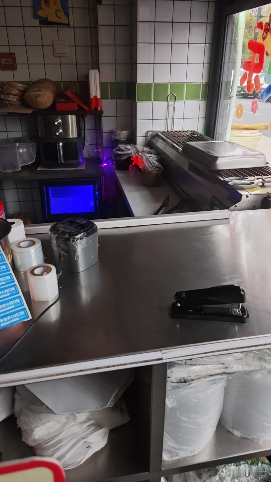 米线馆的生意真不错，都要过年了还是一个节奏。
本来以为，会越来越闲的，很多人已经