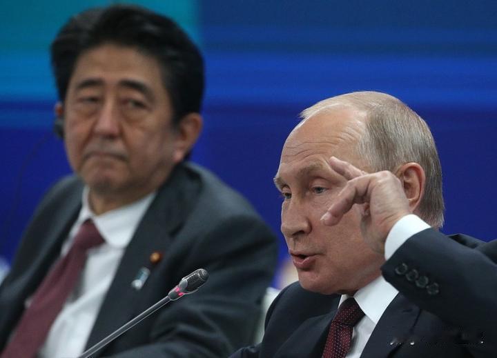 日本的脊梁还会被美国踩多久
日本的脊梁是天皇，但自1945年投降后，美国踩住了这