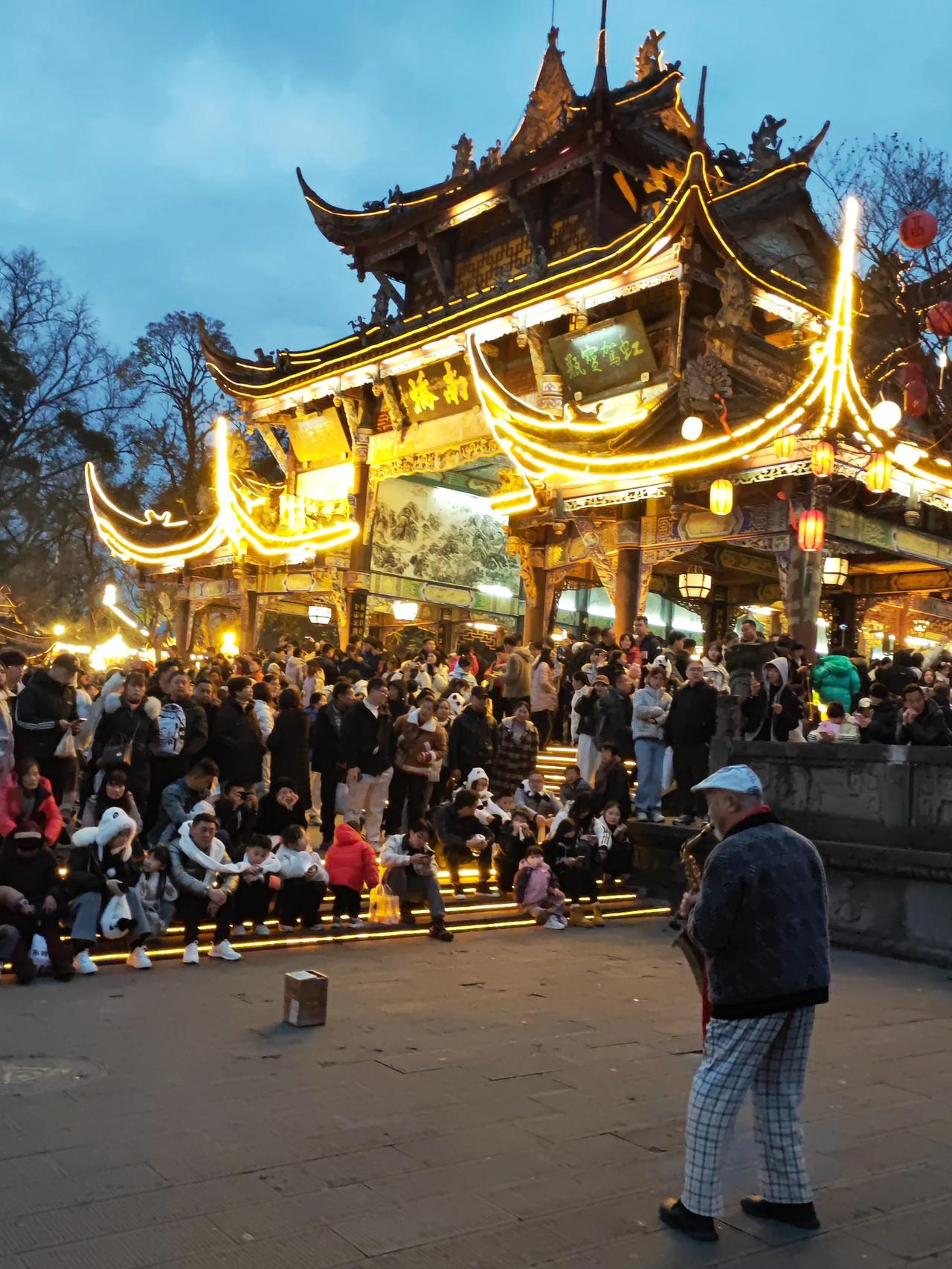 街拍中国南桥广场老艺人，常年吹奏悦耳曲