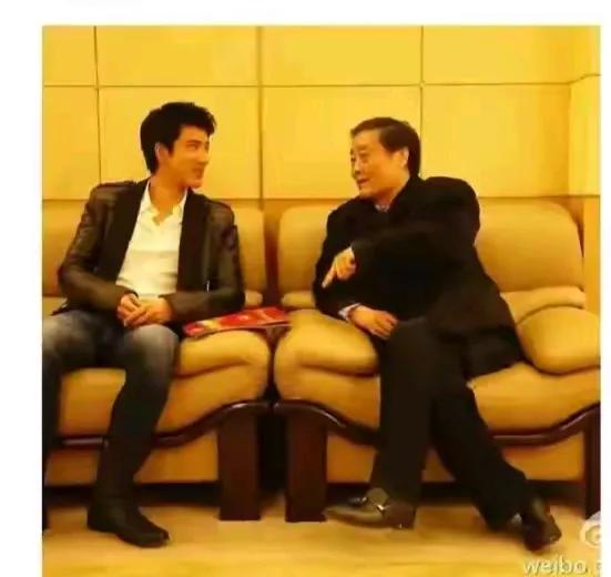 王力宏对宗庆后毕恭毕敬的，看得出来他挺敬重宗庆后的，毕竟当时的宗庆后是神一样存在