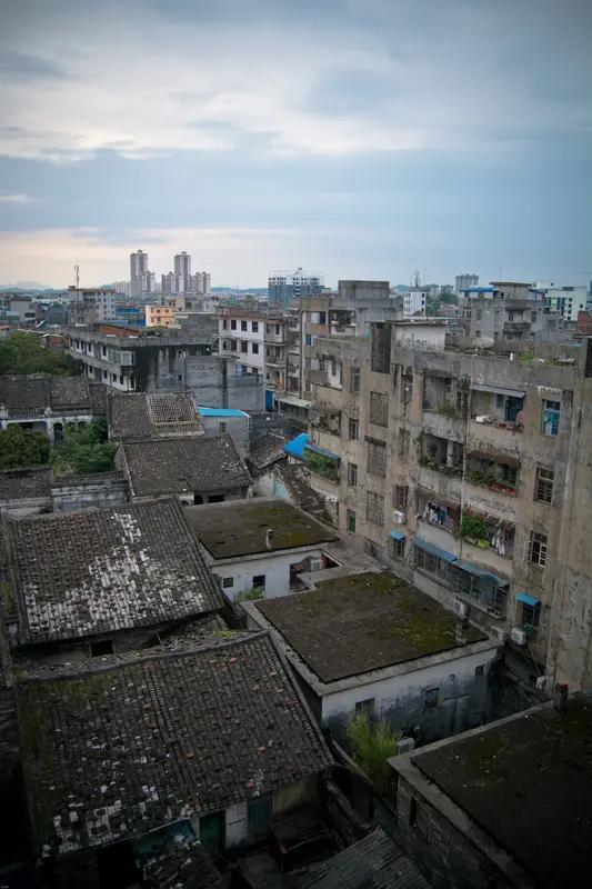 钦州好玩的地方可不少！想体验滨海风情，就选“蚝运滨海之旅”。

先去钦州老街，猪