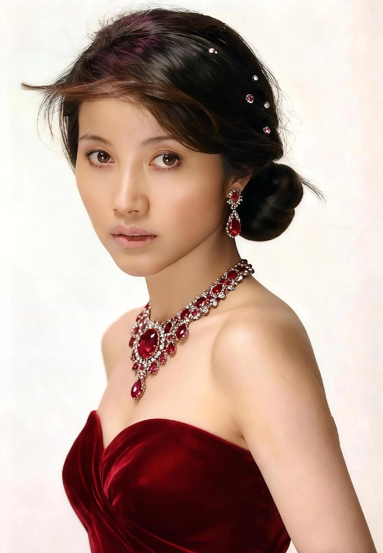 颜丙燕用20年给所有女人上了一课：
有钱、有颜、有脑子，
弟弟自动送上门。

1
