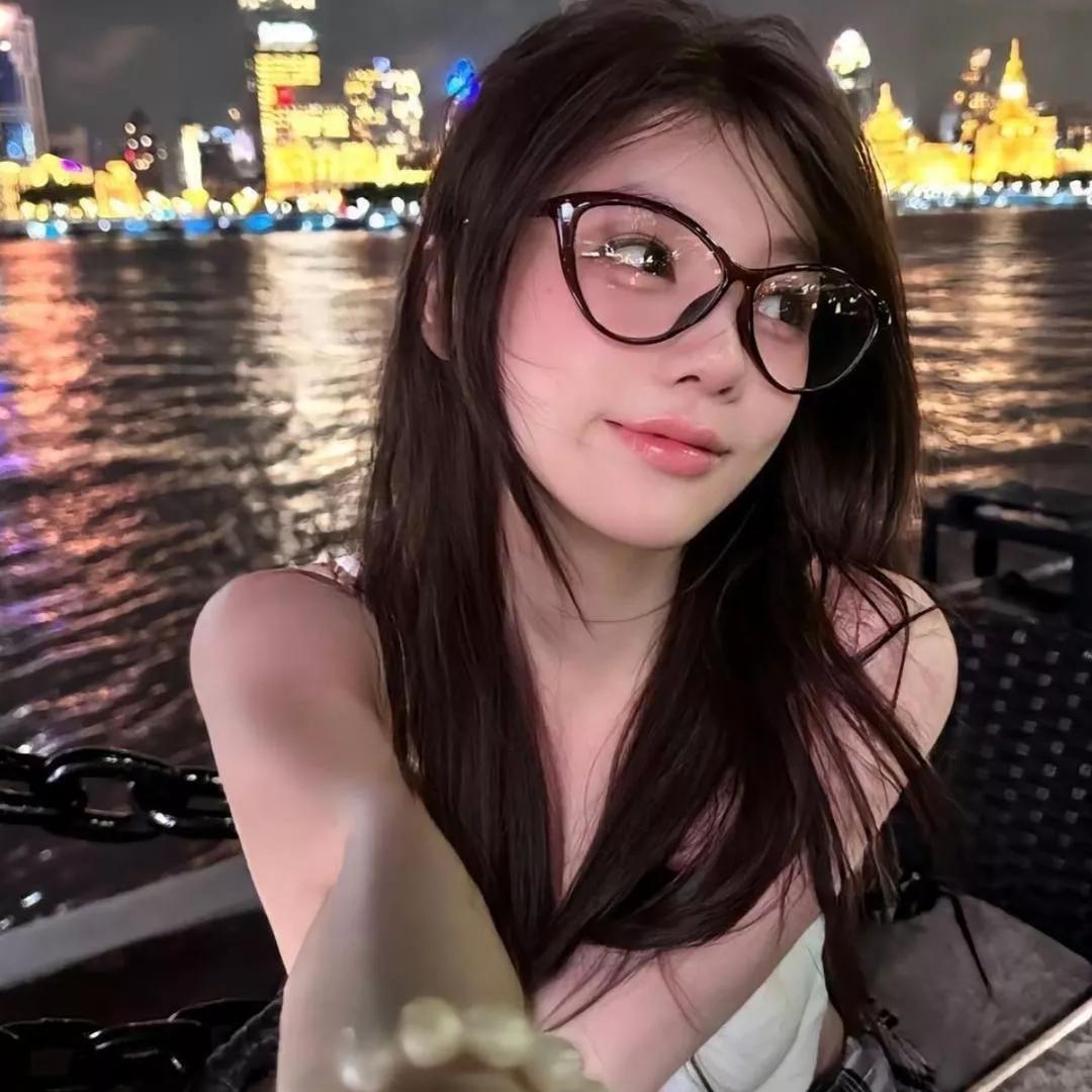 夜游湄南河，灯火璀璨，美景相伴。湄南河灯光秀 夜游湄江 湄南河游 再游湄南河 湄