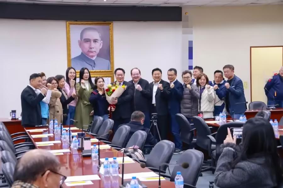 在国民党中央常务委员会现场，郑丽文亲手把一枚金灿灿的“实践一等奖章”别在即将入狱