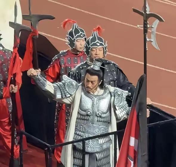何润东自己也说他进场时面对两三万观众一直在强忍泪水 