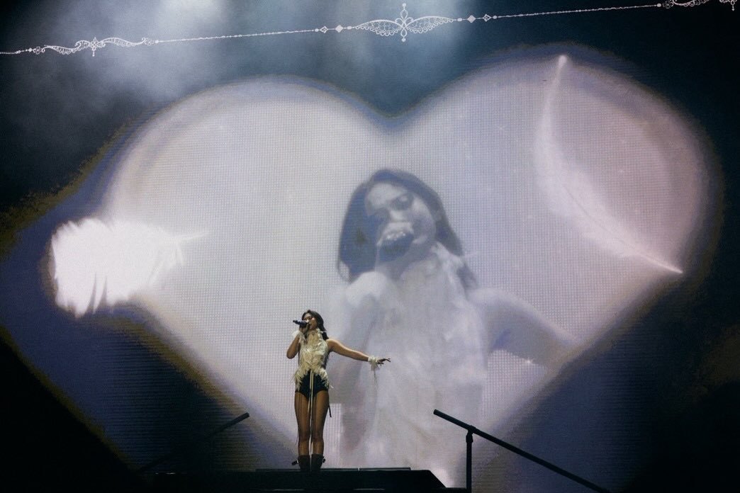 Jennie更新1my first night 🪽a big thank yo
