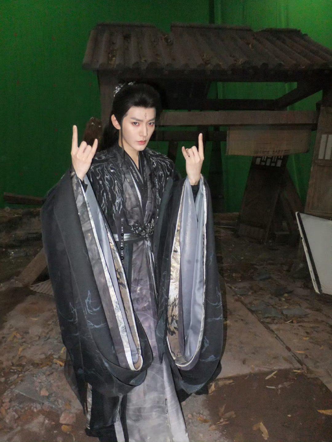 苏易水入魔   苏易水黑化  苏易水入魔了，但他的心从未被黑暗吞噬。人魔王占据了