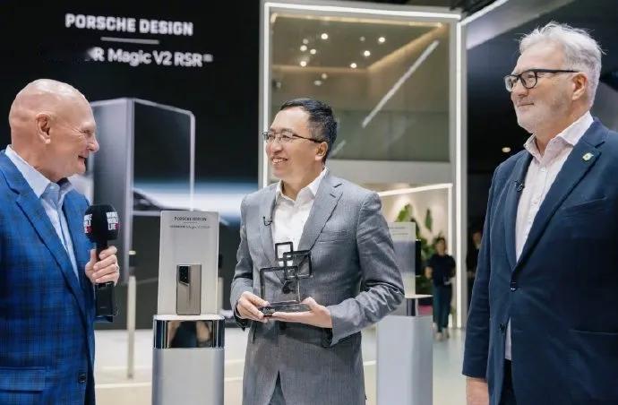 荣耀Magic V2 RSR保时捷设计获得了MWC“最佳产品大奖”，你们觉得这款