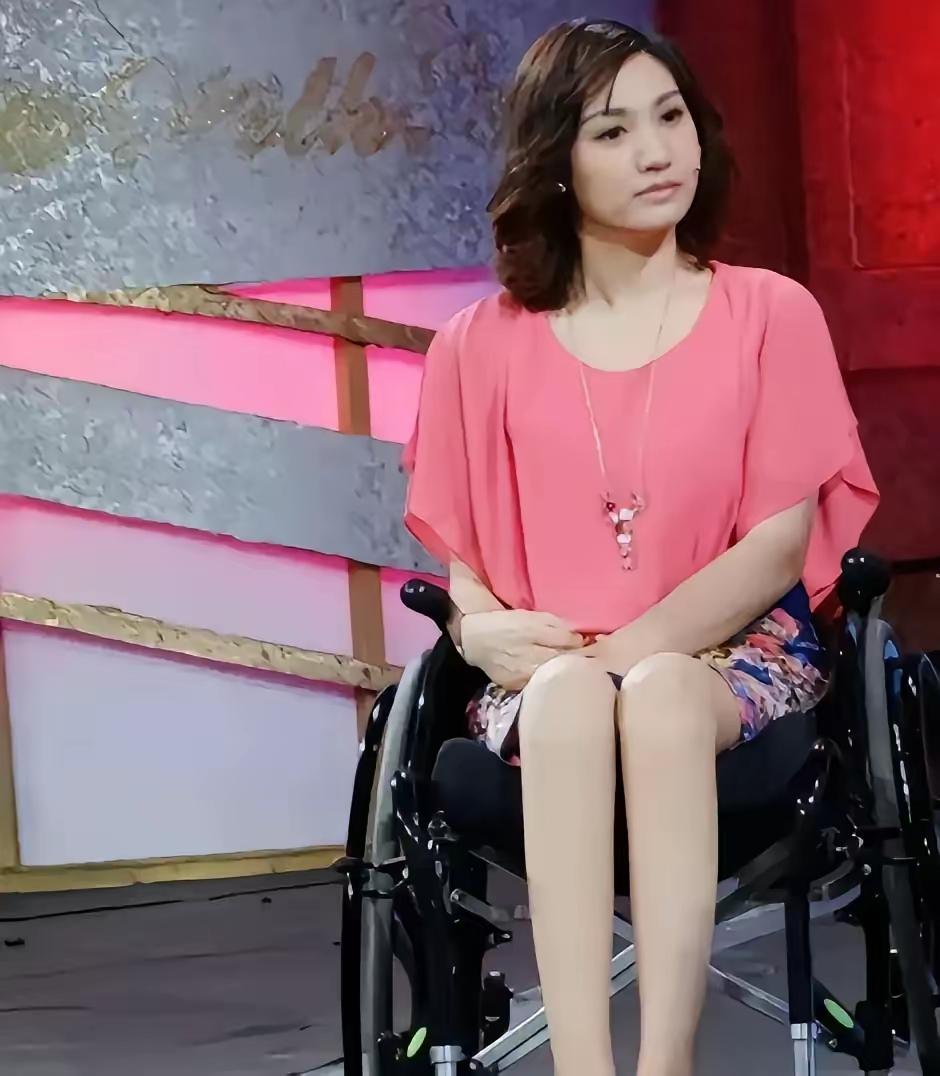 湖南卫视女主持梁艺，瘫痪22年，公开征婚。她提的要求就一条：能帮她推轮椅就行。可