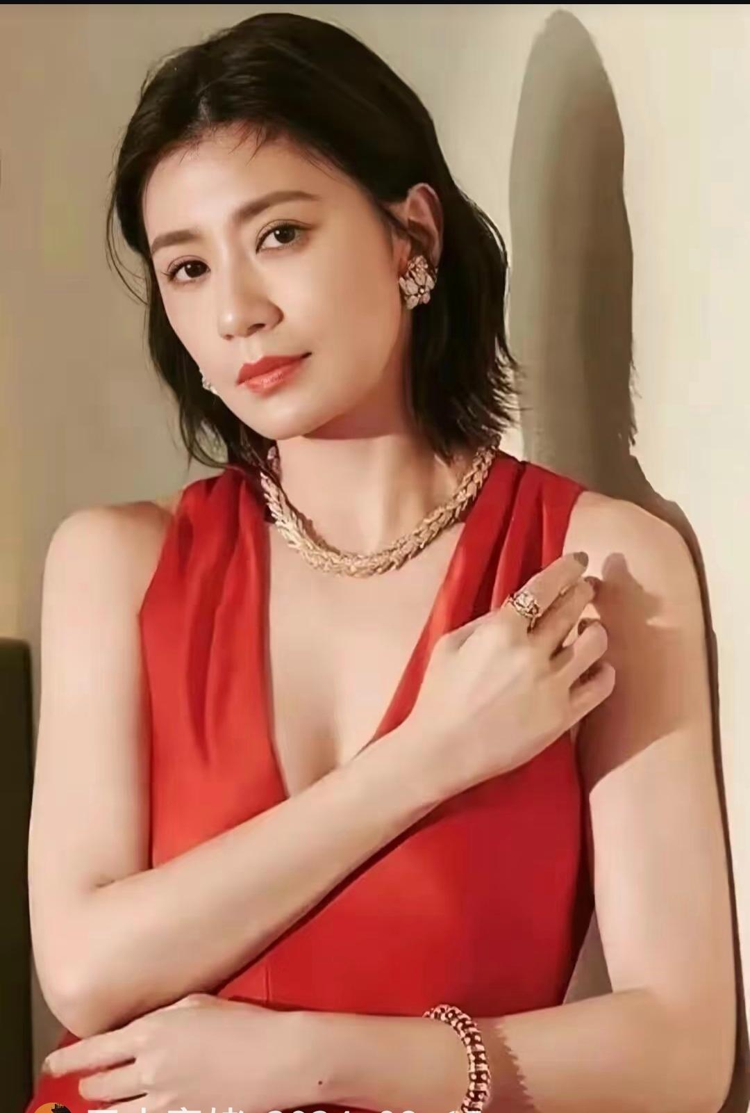 最近贾静雯49岁的素颜照火了，大家看到没？她眼角的皱纹清清楚楚，却让人觉得特别真