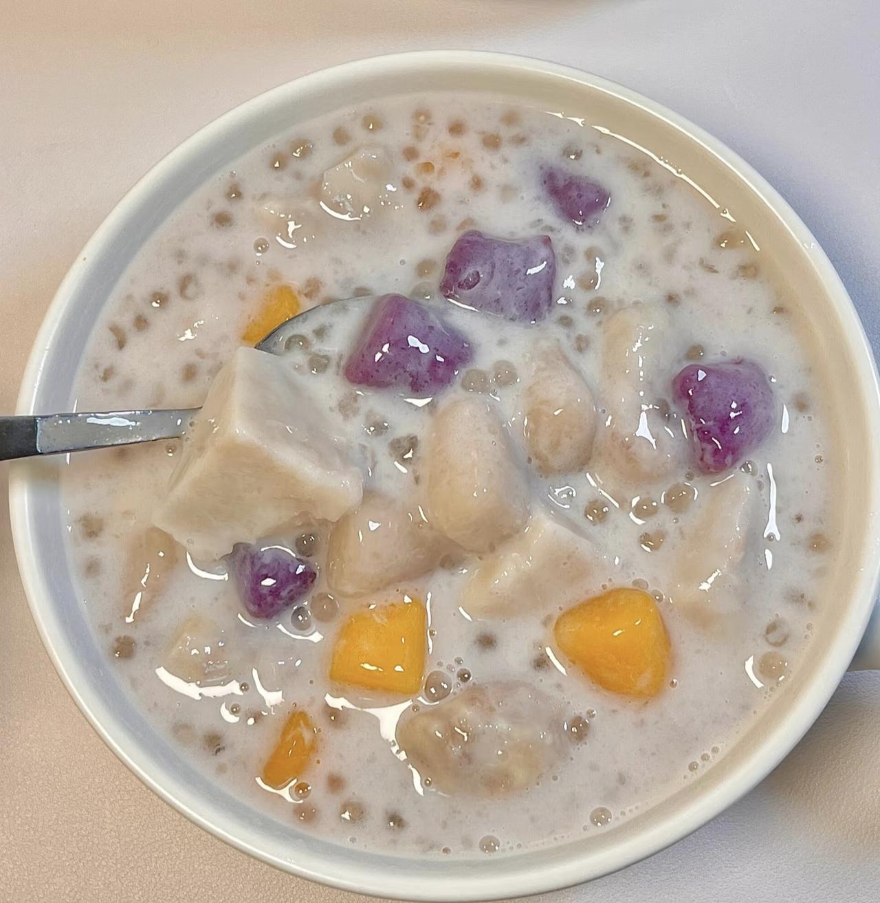 今日份的快乐是这碗芋圆西米露给的！
 
粉糯的芋头块、Q弹的三色芋圆，裹着稠滑的