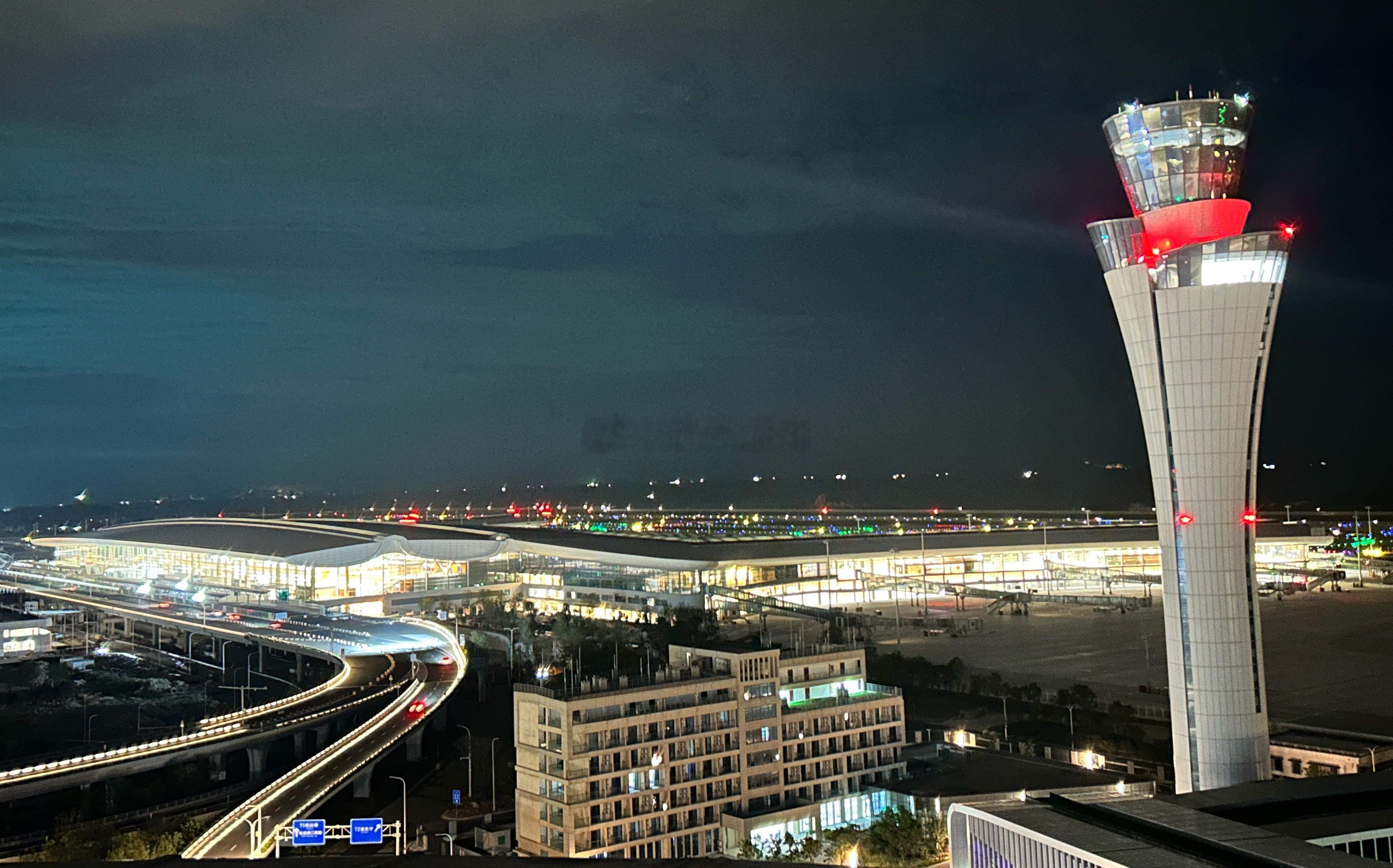 福州机场二期航站楼夜晚亮灯全景实拍 好看 