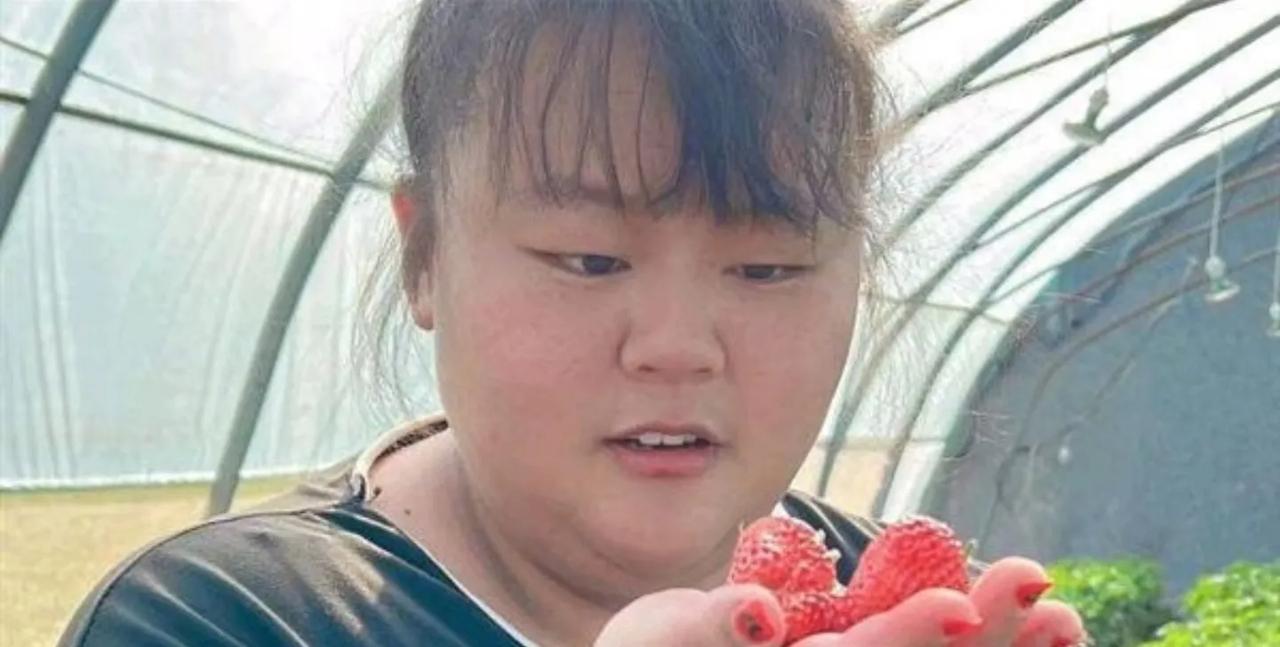 悲痛！312斤女网红暴瘦57斤后去世了。
据媒体消息，年仅21岁的女网红“翠花”