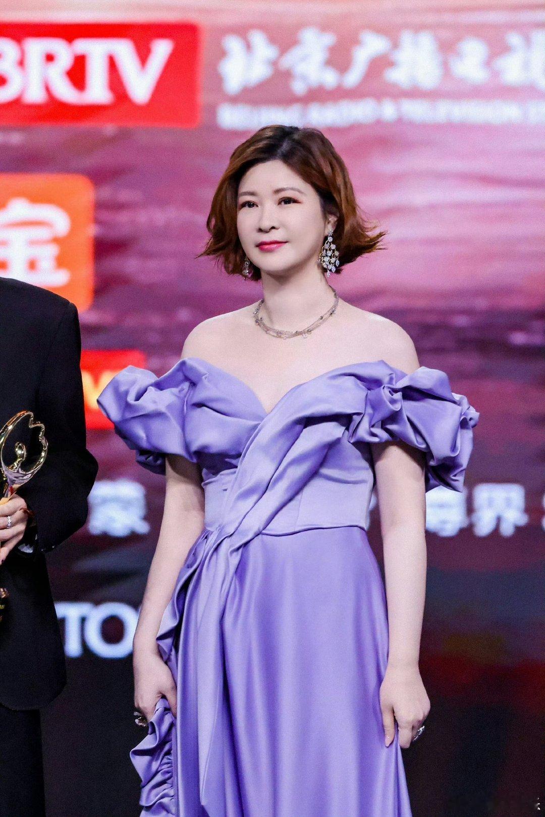 杜华往那一站自带拉票效果 就算只是安静坐着不说话，杜华也能牢牢抓住大家目光，潜移