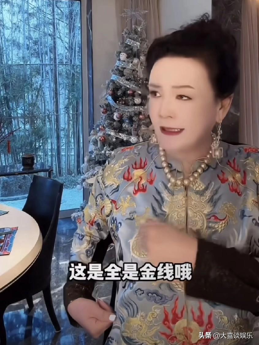 让我说多给你妈点笑脸，比啥都强。

汪小菲花28万给张兰买了件衣服，给她高兴的手