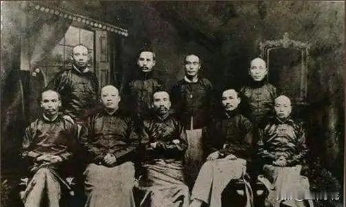 1927年，国军上将军长金汉鼎掩护朱德逃走，蒋介石将其从军长连降三级，最终一撸到