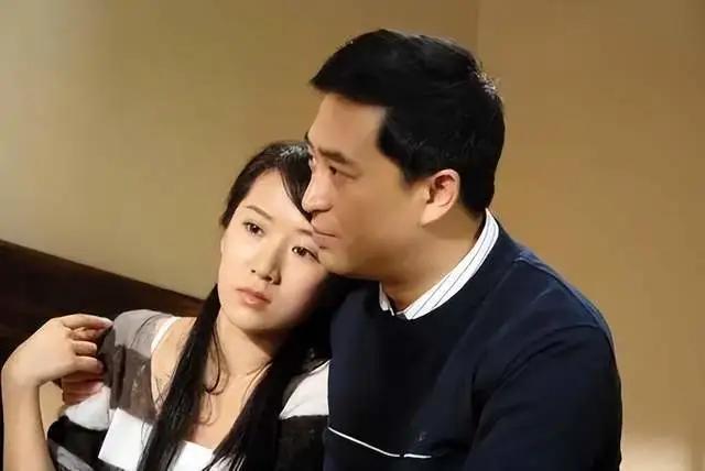 再看《蜗居》才懂：暧昧是匮乏的遮羞布，男人真正上瘾的从不是“绿茶
老剧《蜗居》又