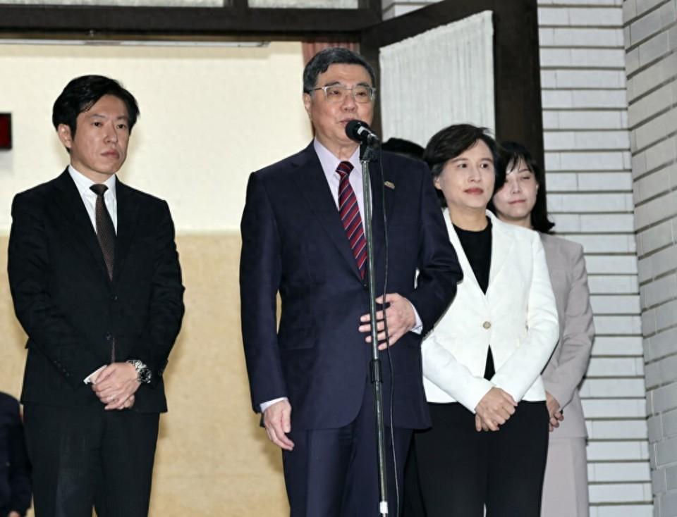 卓荣泰从松山指挥部起飞，去看一场棒球赛。
行政机构说，这是私人行程。
他本人说，