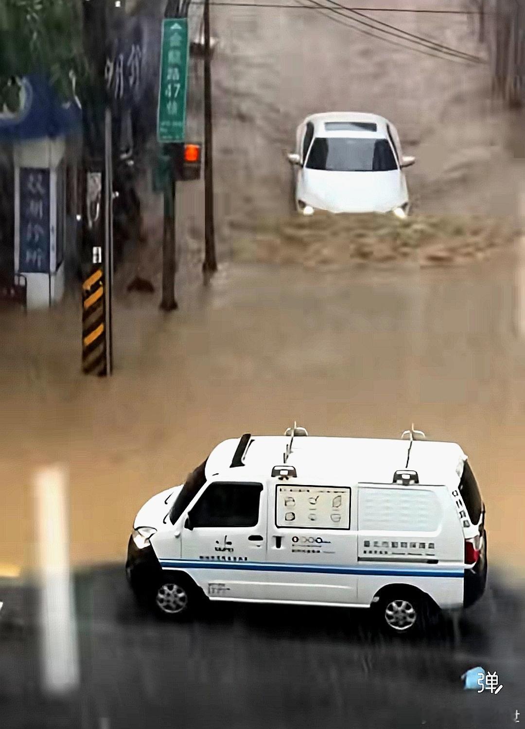 台北下雨，蒋万安又慌了 