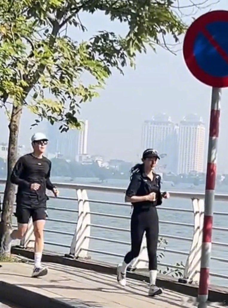 金宣虎和秀智越南晨跑路透~两人主演的《魅惑》将于2026年播出，这部剧原由烈哥和