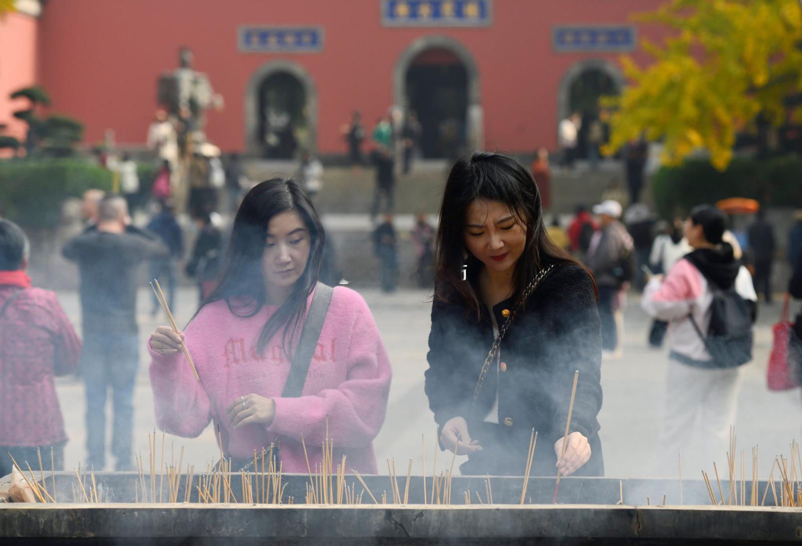 即将脱离困境的你，事业会蒸蒸日上，正处于不断上升趋势， 易因贵人引荐而得志， 定