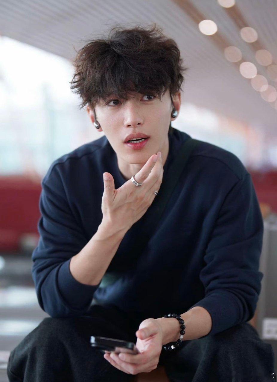 代旭劝学 一大早泡咖啡厅死磕台词，嘴都背起泡，代旭这股拼劲，就是最实在的劝学！ 