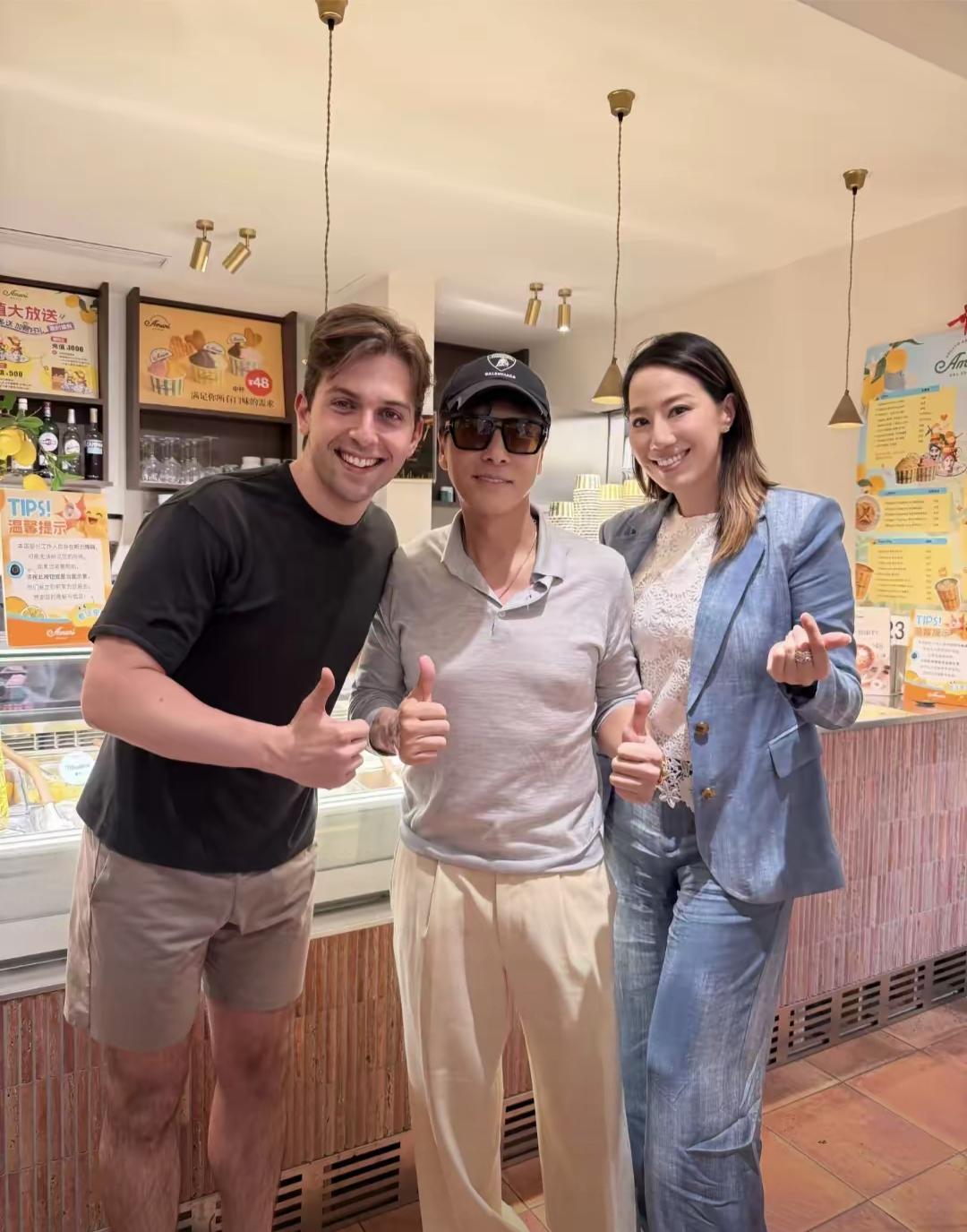 63岁甄子丹和老婆汪诗诗现身上海米淇淋餐厅，他状态极好，身板笔直，很健壮，看样子