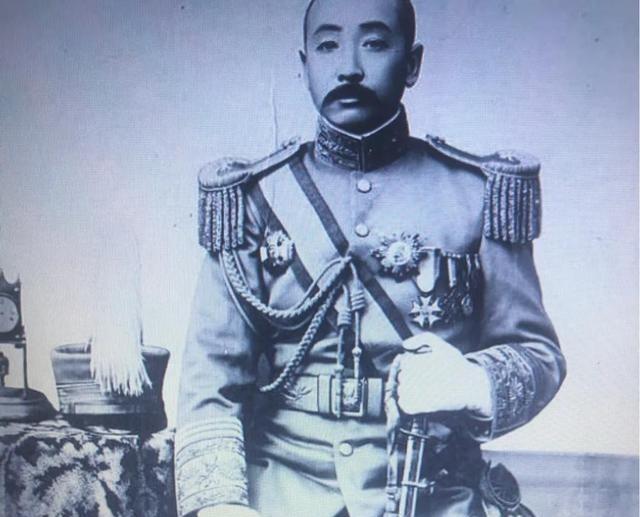 1905年，31岁的吴佩孚奉母命回家，与李家大户女圆房。3天后，吴佩孚赶回了部队