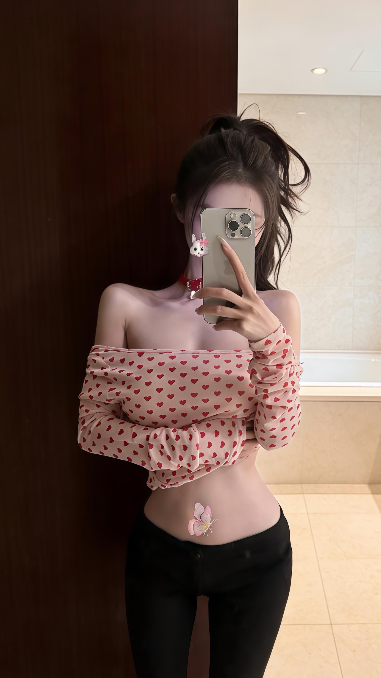 辣妹波点上衣 辣妹粉色上衣 一字肩纯欲t恤 纯欲辣妹风露肩显瘦上衣 网红同款一字