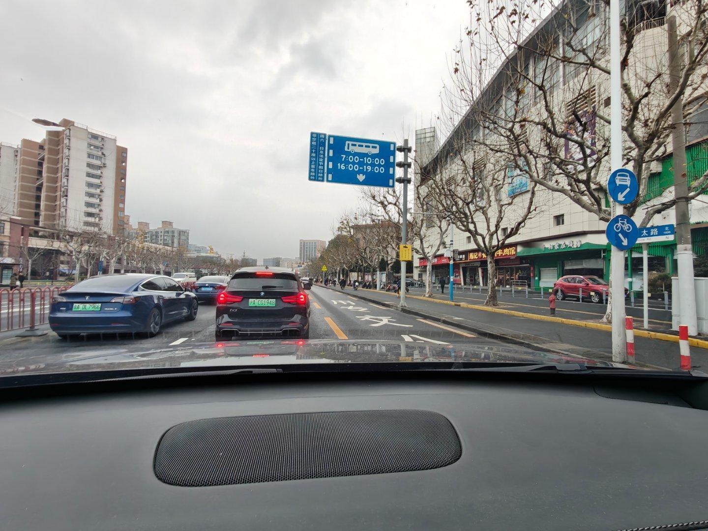 老不老实，堵死，没人走公交车道