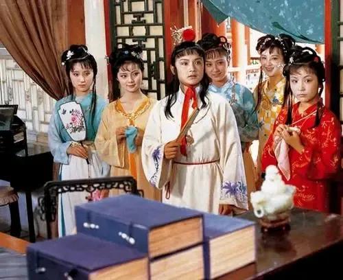 上联：雪芹风流，写出红楼儿女梦；
下联：？？？