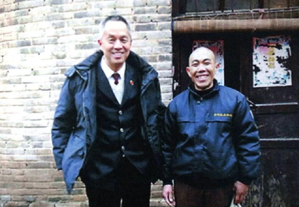 一件绿背心，坐了13年牢。2005年3月，河南第一监狱门口，胥敬祥接到不起诉决定