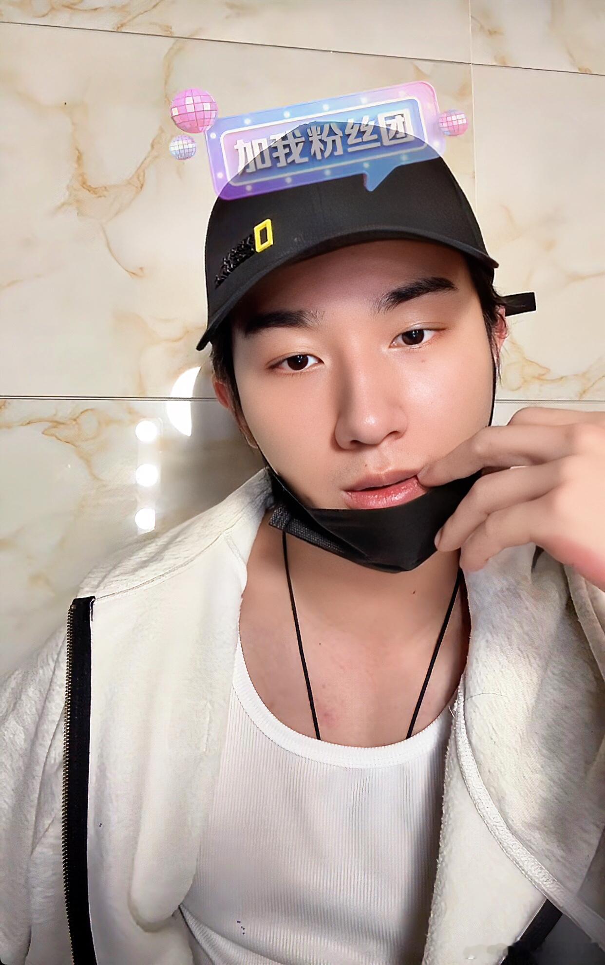 李宏毅参半品牌大使李宏毅 lhy李宏毅直播 这样静静的看着直播，听着你的声音，这