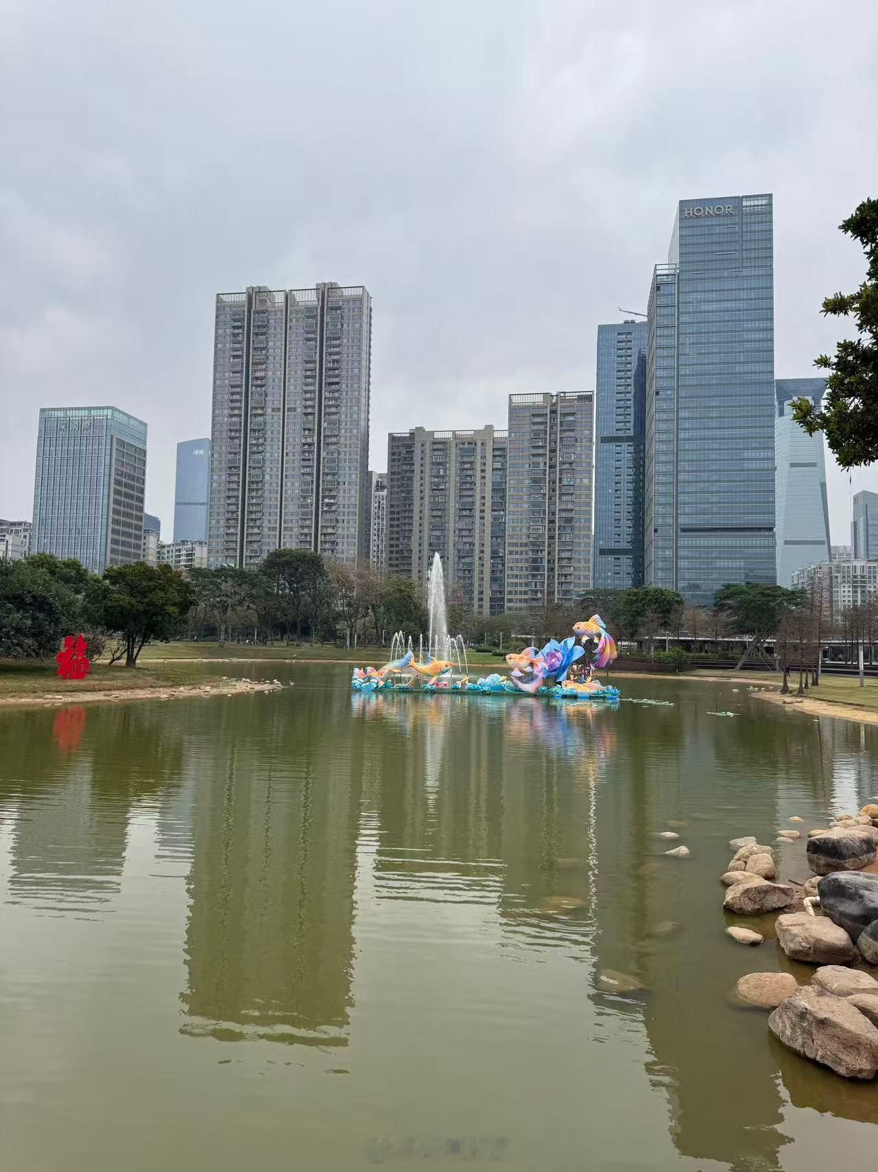 福田香蜜公园，对面楼盘18-20万一平。 深圳