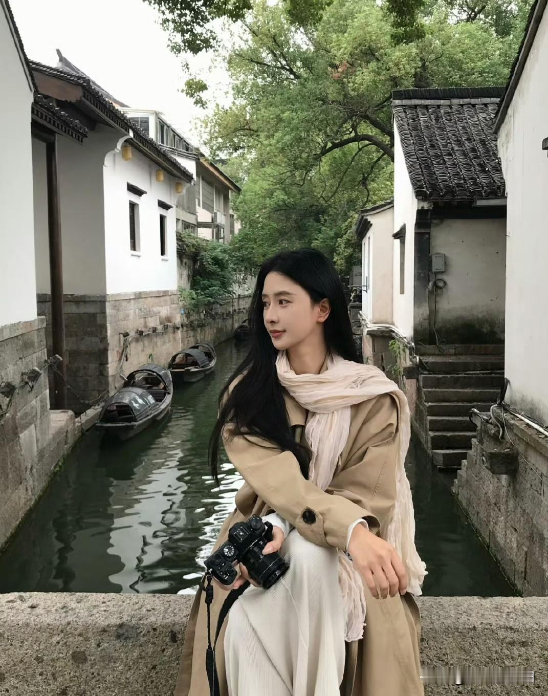 悠然自得，漫步古巷，记录美好瞬间。