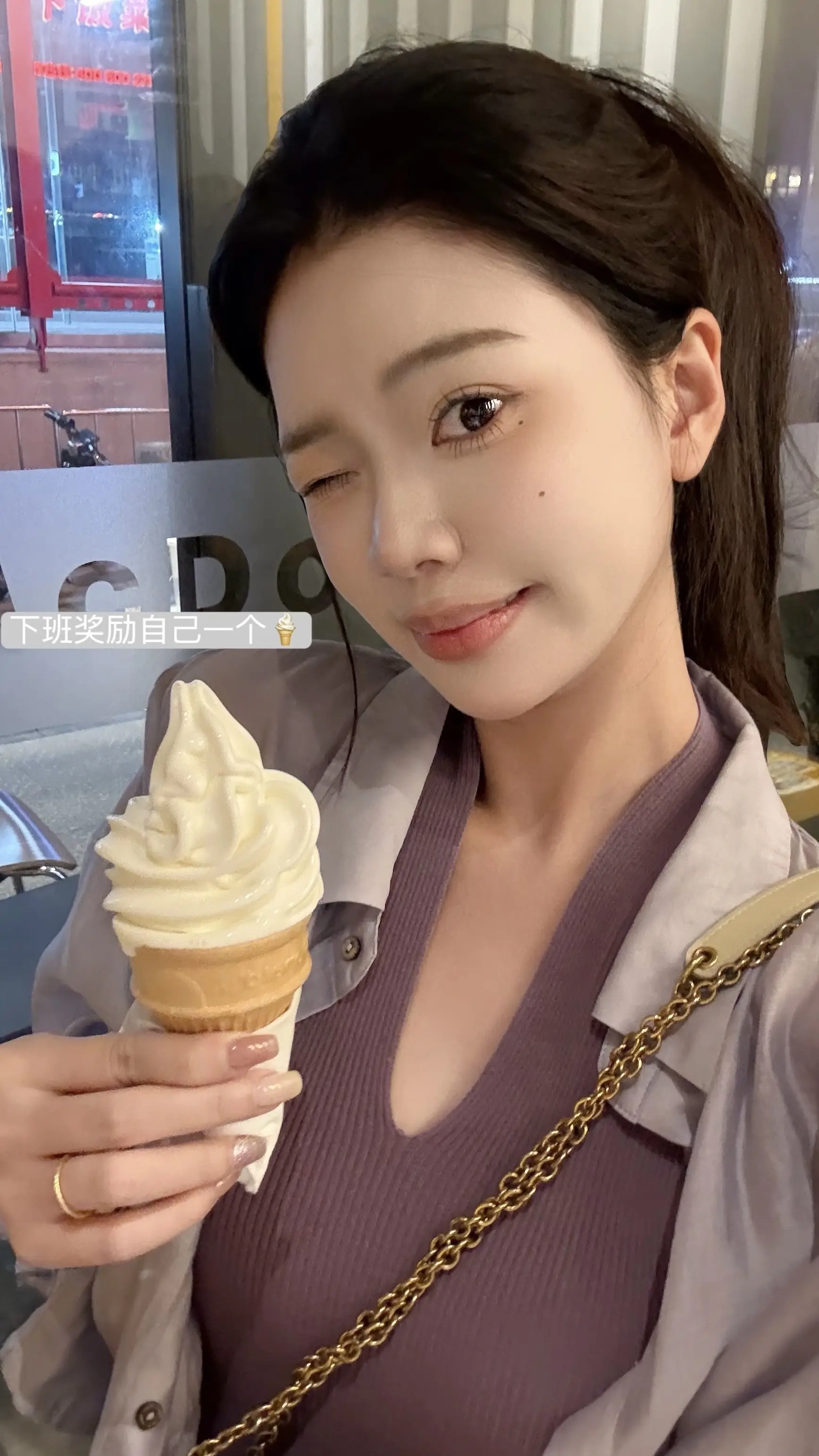 把自己养的好好的 好到任何人都得 掂量掂量才敢走进你 这不是高傲是清醒