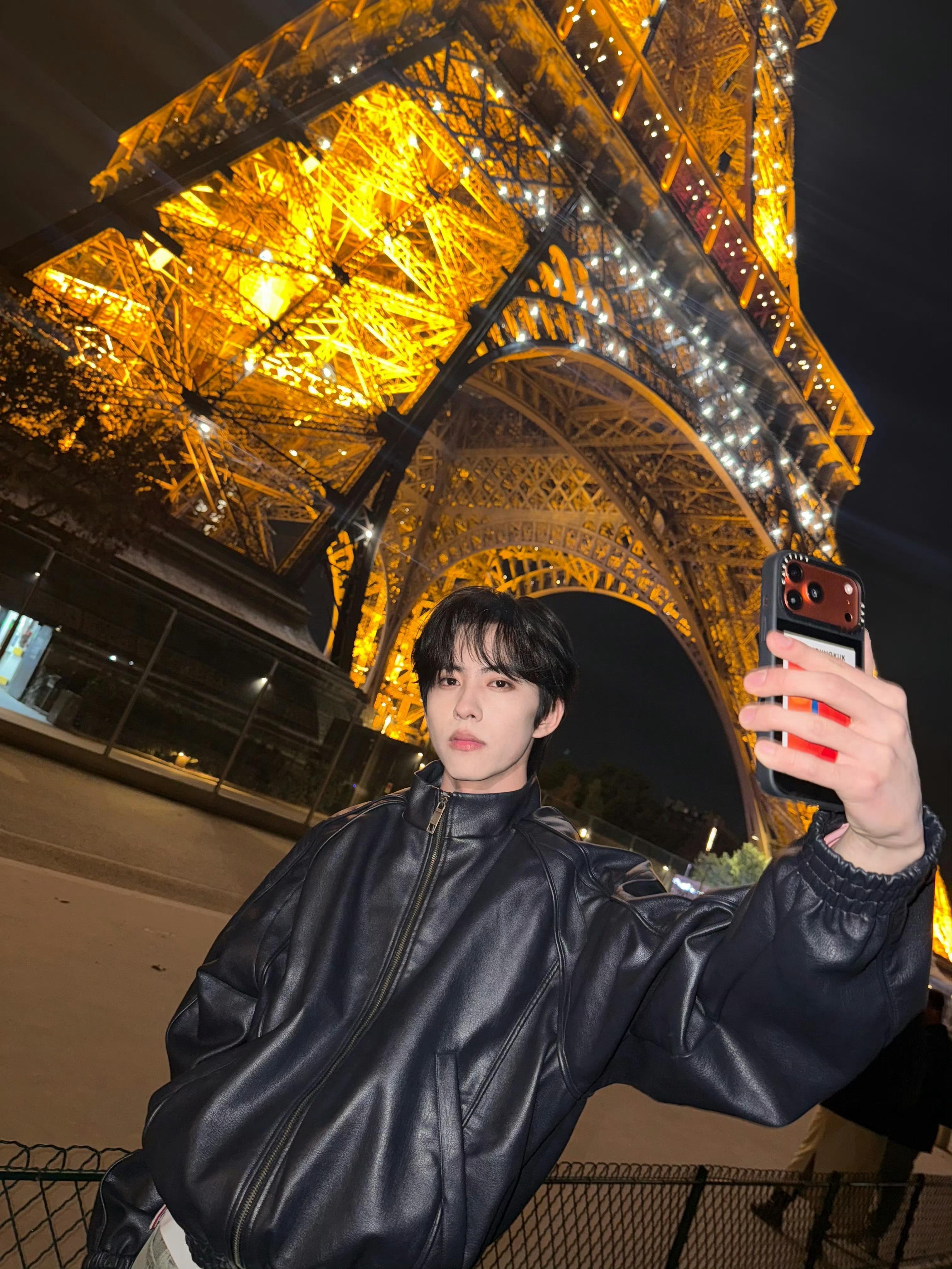 刘轩丞打卡一下巴黎铁塔刘轩丞打卡巴黎铁塔live图隔着屏幕都能闻到塞纳河畔的风[