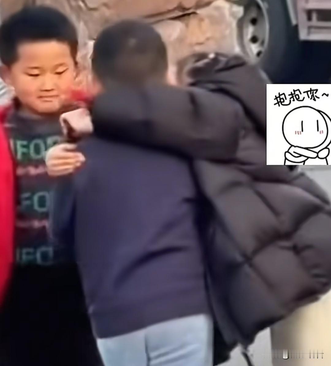 小朋友也有专属的道别呀😭
 
原来小小的人，也藏着大大的不舍😭
 
每次分别